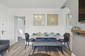Dining - Big Group Stay 11 bedroom, 6 bathroom + 4x parking by StayByNumbers (Belfast)