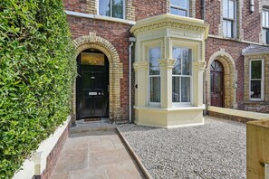 Exterior detail - Great for groups, 7 bedroom 4 bathroom 2x parking by StaybyNumbers (Belfast)