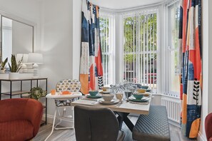 Dining - Great for groups, 7 bedroom 4 bathroom 2x parking by StaybyNumbers (Belfast)