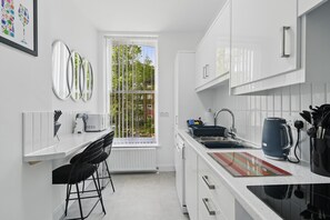Fridge, microwave, oven, stovetop - Great for groups, 7 bedroom 4 bathroom 2x parking by StaybyNumbers (Belfast)
