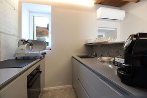 Fridge, microwave, oven, stovetop - Villa Valdobbiadene  Pool spa (Valdobbiadene)
