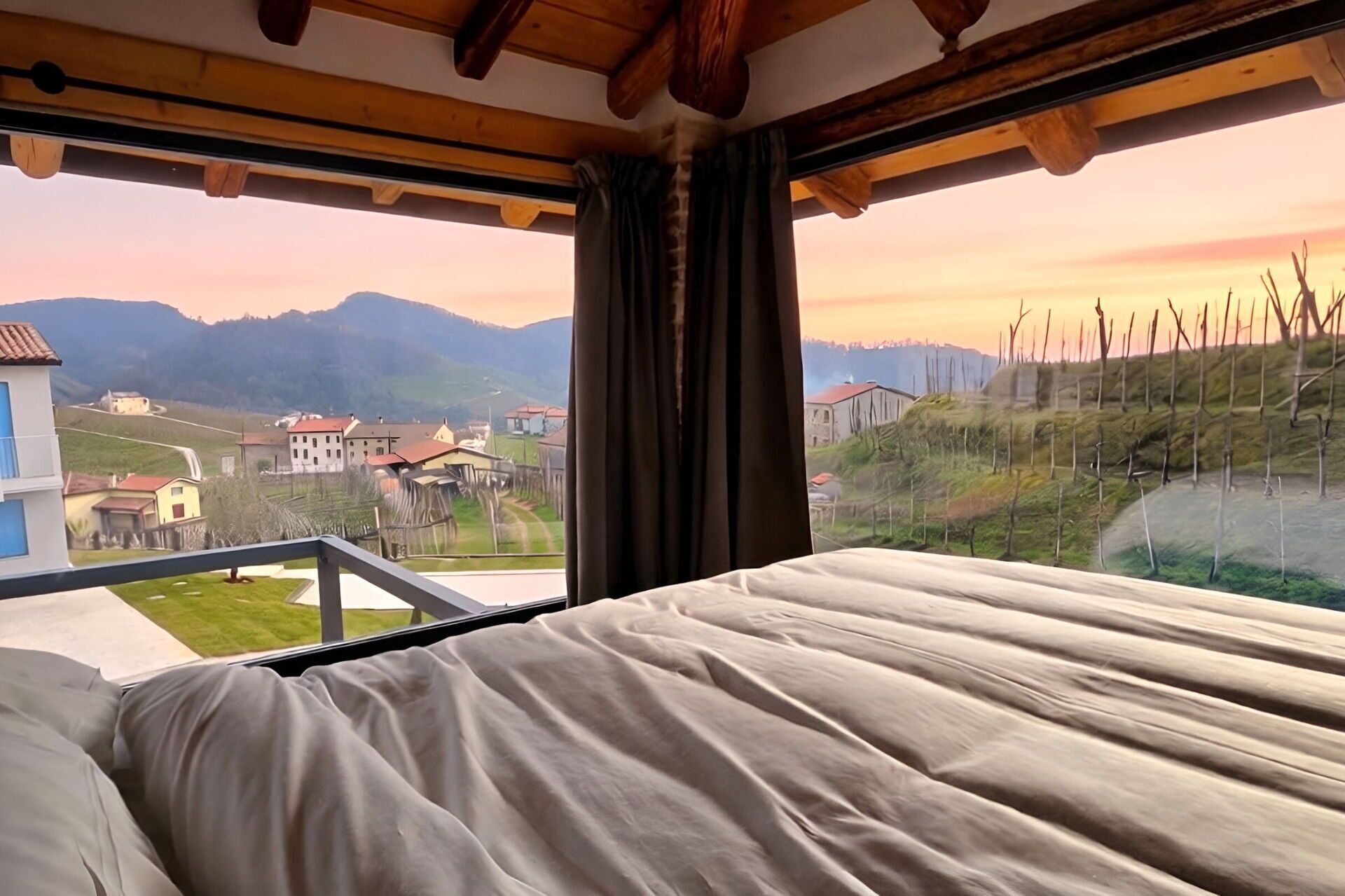 Iron/ironing board, travel cot, free WiFi