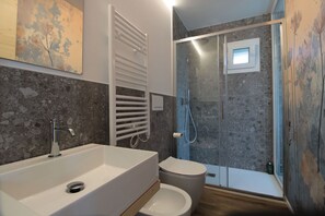 Douche, sèche-cheveux, bidet