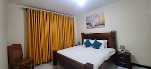 Tabla de planchar con plancha, internet y ropa de cama