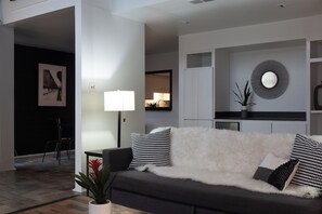 Smart TV - 111 2BR Montrose Aquatic Dream, Downtown w/ Pool! (Houston)