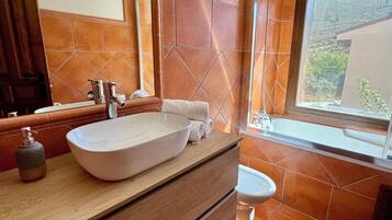 Een bubbelbad, een haardroger, een bidet, handdoeken