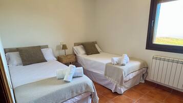 Bügeleisen/Bügelbrett, Reisekinderbett, kostenloses WLAN, Bettwäsche