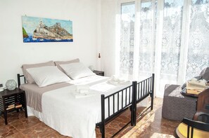 Työpöytä, silitysrauta/-lauta, vauvan matkasänky, Wi-Fi