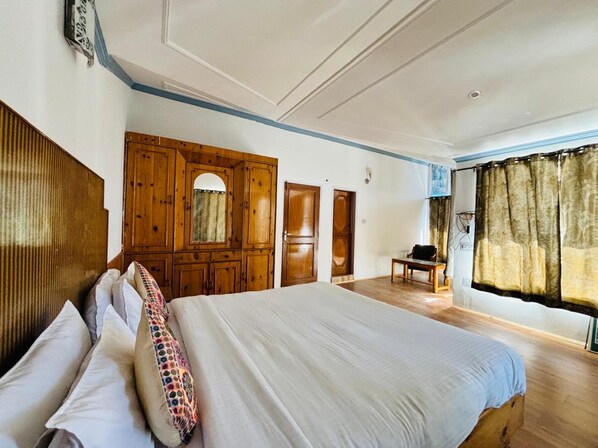 Laptop workspace, rollaway beds, free WiFi, bed sheets - Sylvan Woods Cottage (Manali)