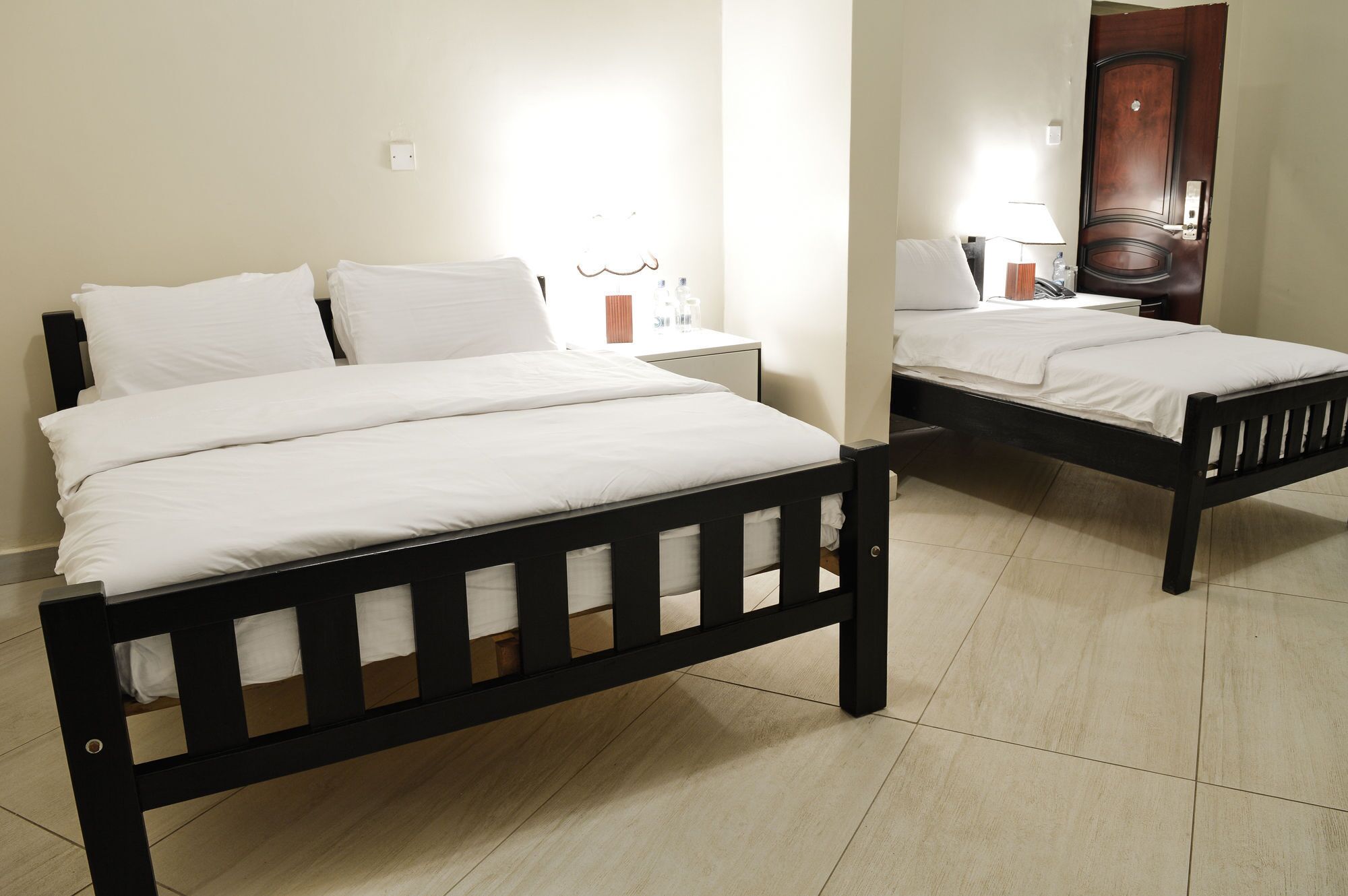 Kamar Double Basic untuk 1 Orang, pemandangan kebun | Brankas, ruang kerja ramah laptop, tirai kedap cahaya, dan kedap suara