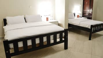 Kamar Double Basic untuk 1 Orang, pemandangan kebun | Brankas, ruang kerja ramah laptop, tirai kedap cahaya, dan kedap suara