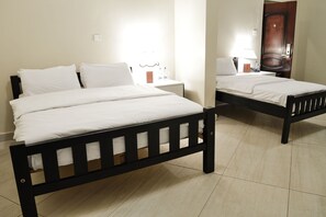 Kamar Double Basic untuk 1 Orang, pemandangan kebun | Brankas, ruang kerja ramah laptop, tirai kedap cahaya, dan kedap suara