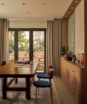 Minibar với thức uống miễn phí, trang trí khác biệt 