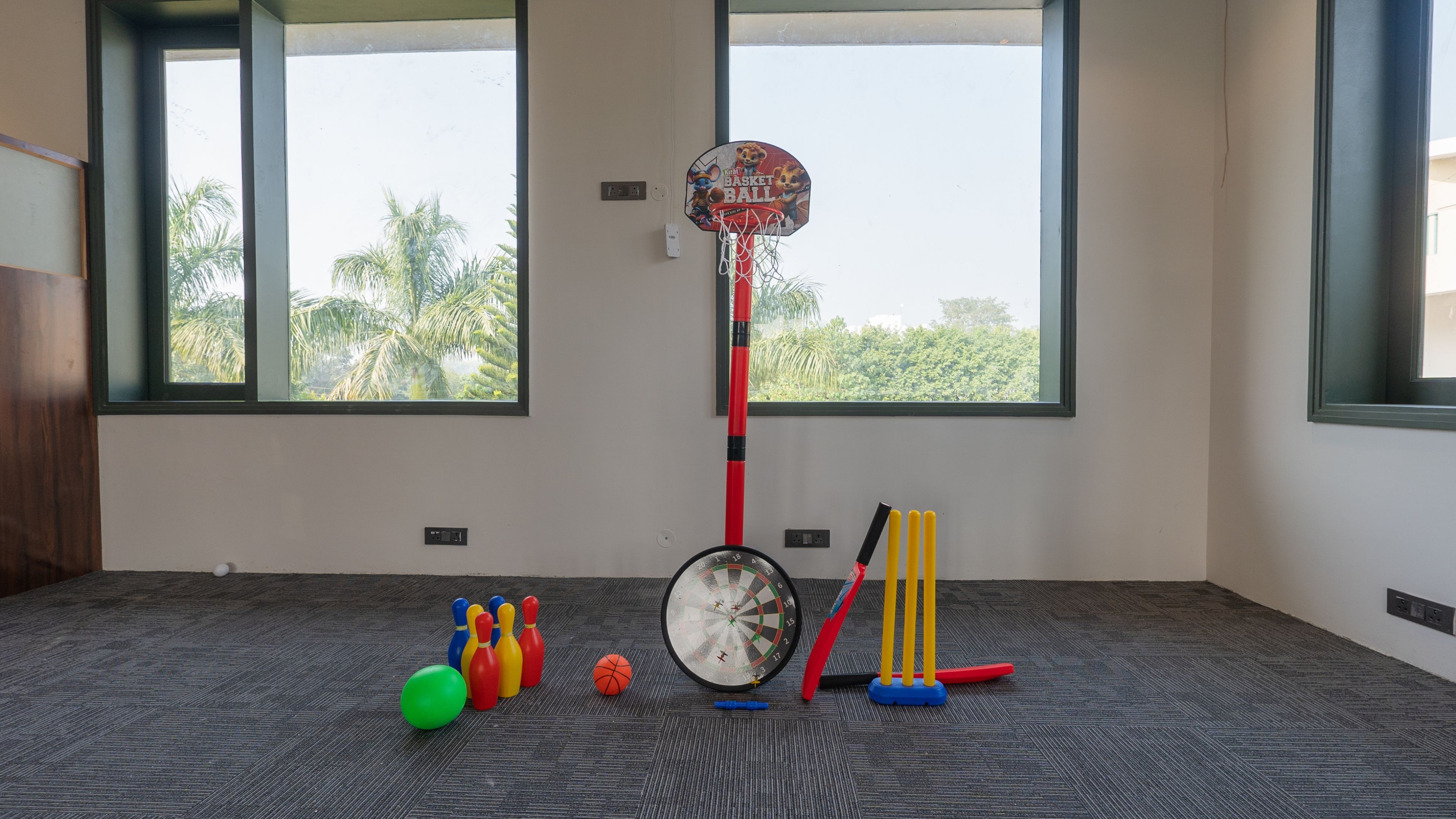 Quarto com cesta de basquete, dardos e boliche.