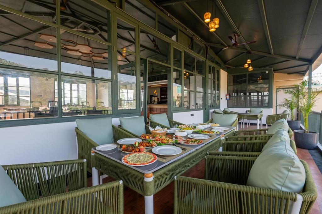 Comedor al aire libre con mobiliario de mimbre y una variedad de platos.
