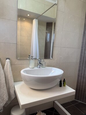 Superior Suite | Bathroom | Hair dryer, towels, soap, shampoo - Apolonio Pefki Evia (Pefki)