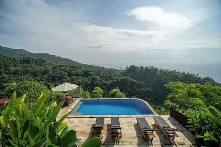 Una piscina al aire libre. Kubu Diar