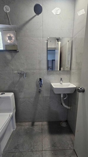 Superior Studio | Bathroom | Shower, towels, soap, shampoo - Hotel Flamount Arka Studios (Hyderabad)