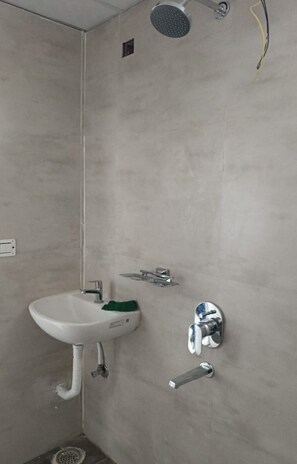 Towels, soap, shampoo, toilet paper - Hotel Flamount Arka Studios (Hyderabad)