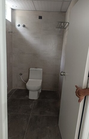 Towels, soap, shampoo, toilet paper - Hotel Flamount Arka Studios (Hyderabad)