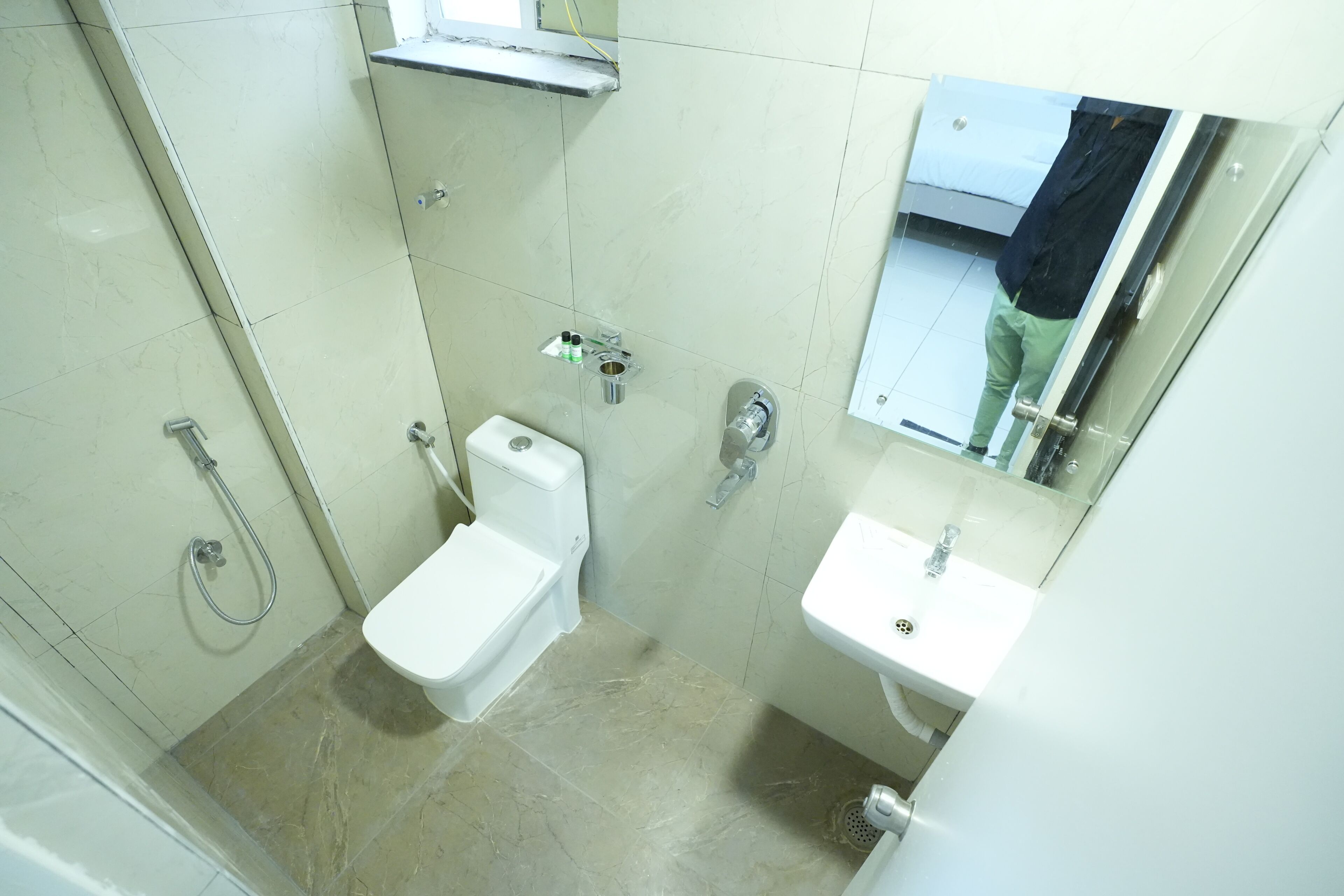 Un bagno con WC, bidet, doccia e lavandino.