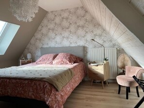 Blackout drapes, free WiFi, bed sheets