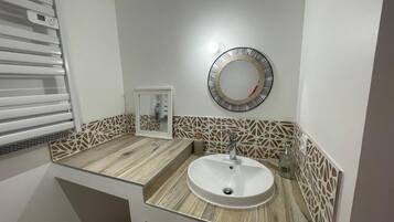 Comfort suite, niet-roken, uitzicht op tuin | Badkamer | Een haardroger, zeep, shampoo