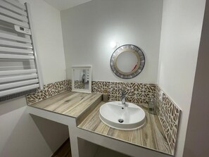 Comfort Suite, Non Smoking, Garden View | Bathroom