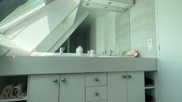 Suite Keluarga, pemandangan kebun | Kamar mandi