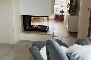 Smart TV, fireplace