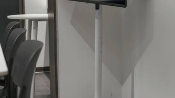 Family Studio Suite, City View | Interior