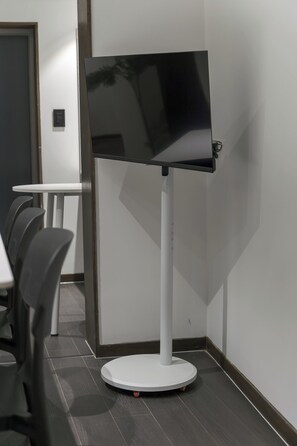 Family Studio Suite, City View | Interior