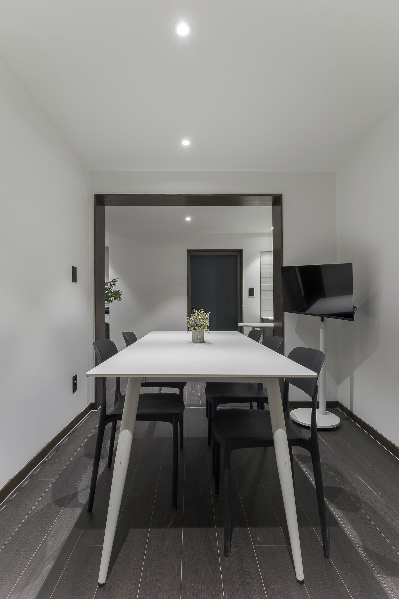 Family Studio Suite, City View | Dining