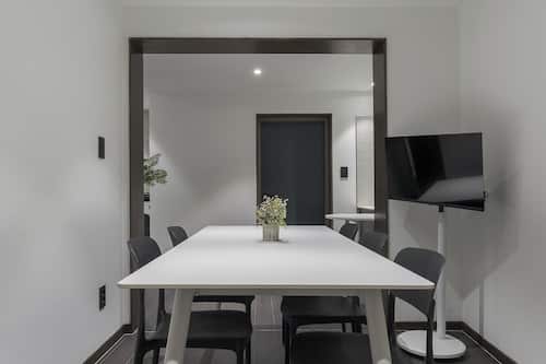 Family Studio Suite, City View | Dining