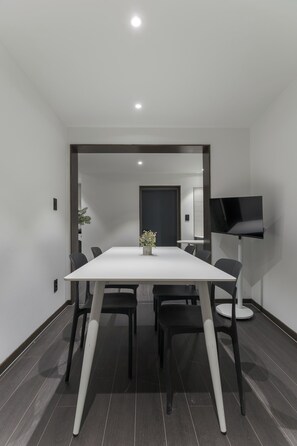 Familie studio suite, uitzicht op stad | Dineren