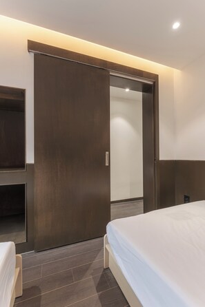 Familie studio suite, uitzicht op stad | Een strijkplank/strijkijzer, gratis wifi