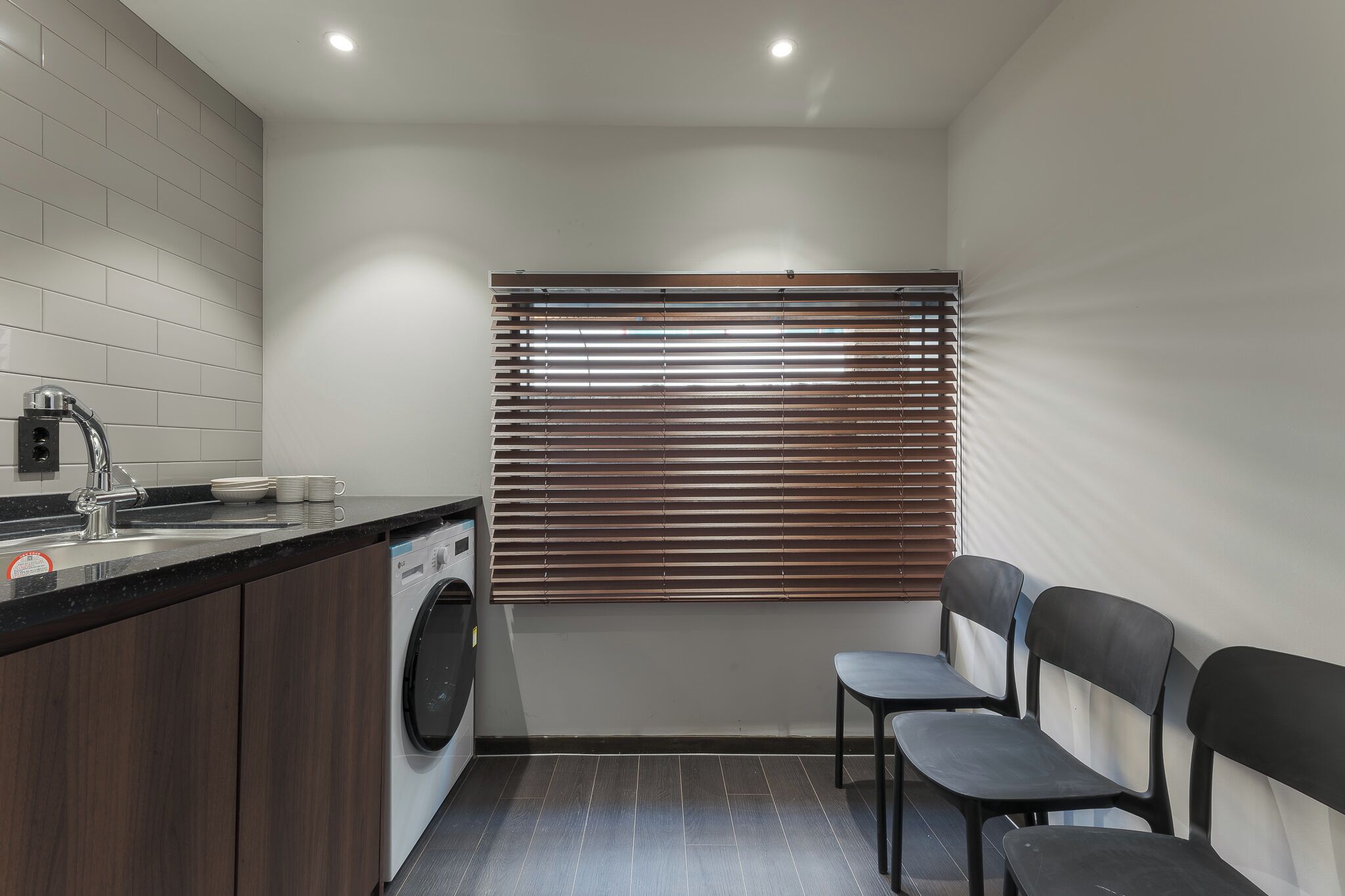 Family Studio Suite, City View | Interior