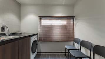 Family Studio Suite, City View | Interior