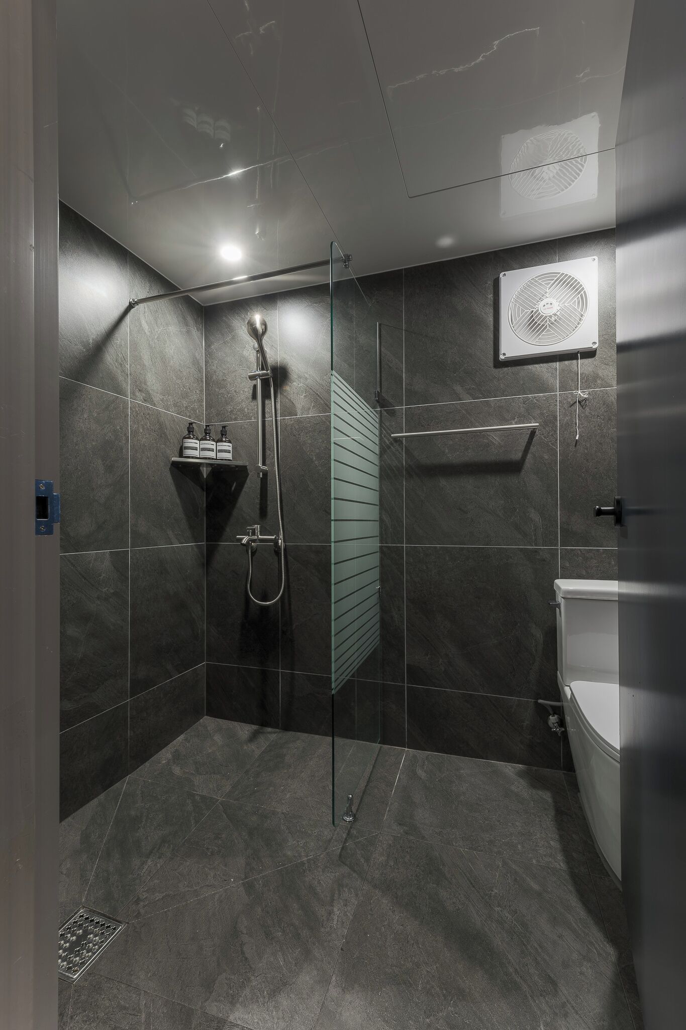 Family Studio Suite, City View | Bathroom