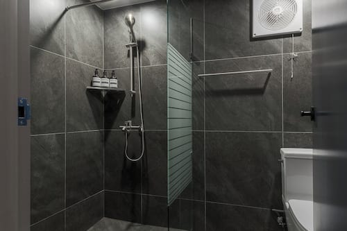 Family Studio Suite, City View | Bathroom