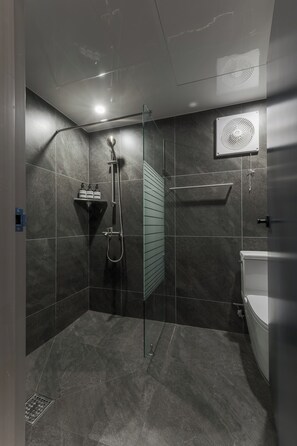 Familie studio suite, uitzicht op stad | Badkamer