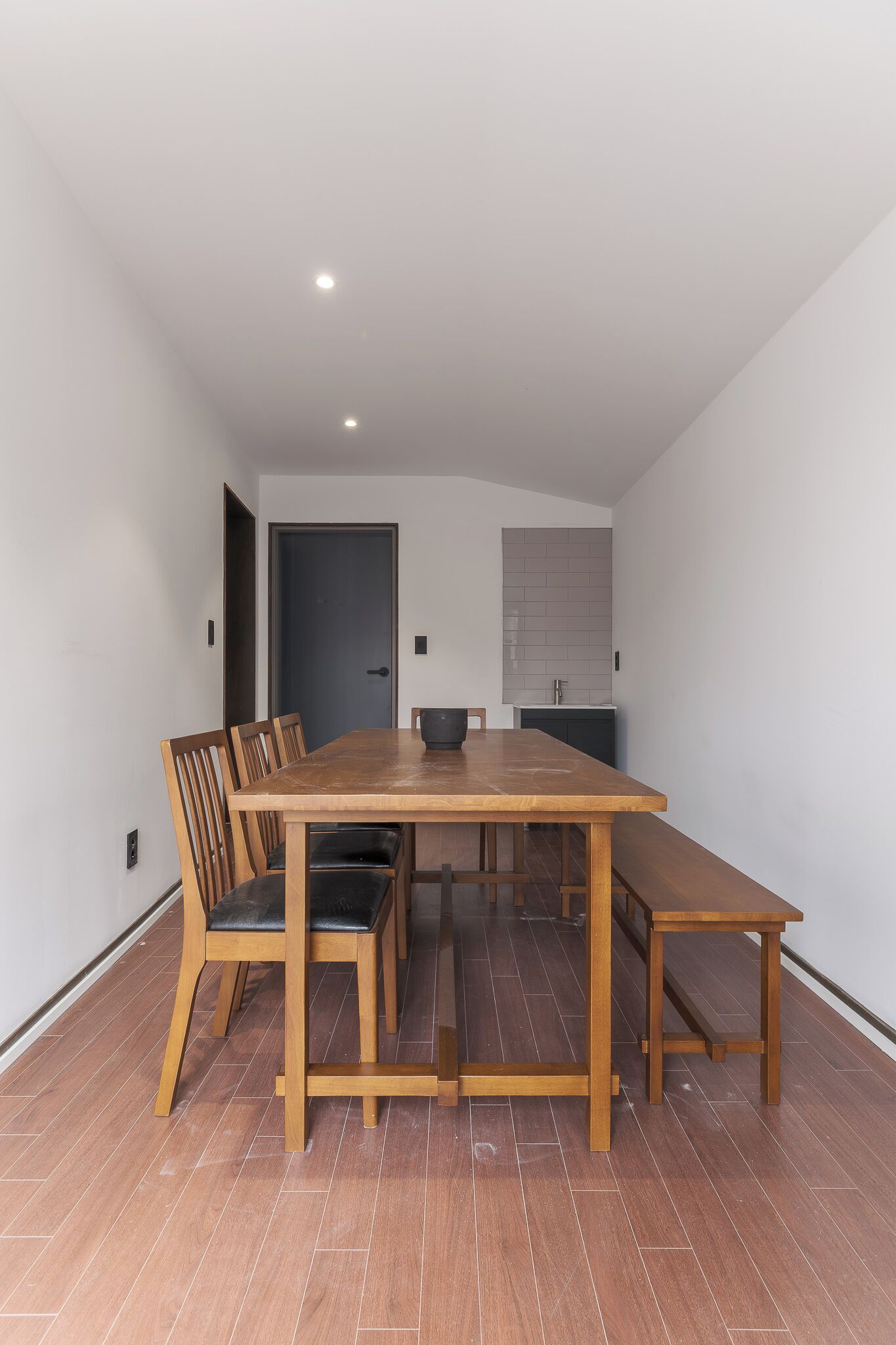 Family Studio Suite, City View | Tempat makan