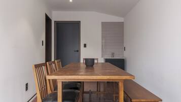 Family Studio Suite, City View | Tempat makan