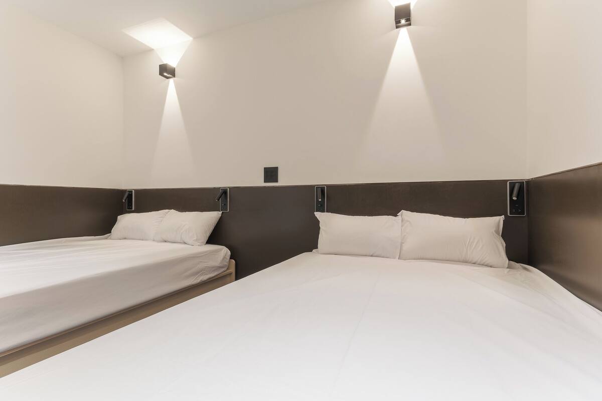 Familie studio suite, uitzicht op stad | Een strijkplank/strijkijzer, gratis wifi