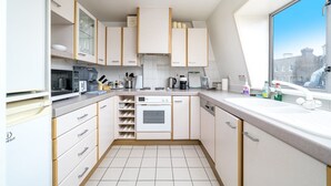 Căn hộ (Bright Two-Bed Flat in Covent Garden) | Bếp riêng | Dụng cụ nấu nướng/bát dĩa/dao nĩa