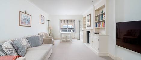 Apartment (Bright Two-Bed Flat in Covent Garden) | Living room | TV