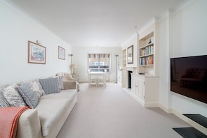Apartment (Bright Two-Bed Flat in Covent Garden) | Living room - Bright Two-bed Flat in Covent Garden (London)