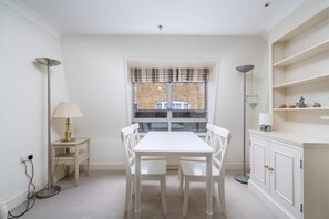 Apartment (Bright Two-Bed Flat in Covent Garden) | Living room - Bright Two-bed Flat in Covent Garden (London)