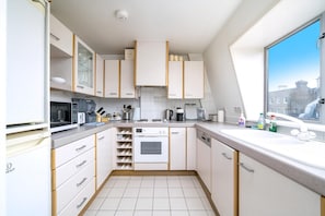 アパートメント (Bright Two-Bed Flat in Covent Garden) | 専用キッチン | 調理器具と食器