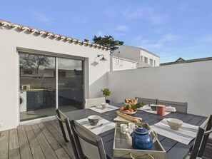 Outdoor dining - House for 4 adults 2 children, 30m from the sea (Noirmoutier-en-l´Ile)